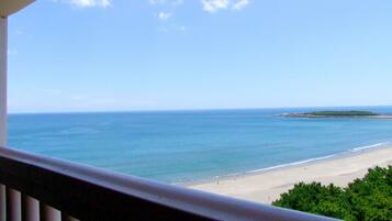 Suite, plusieurs lits | Vue sur la plage/lâocĂ©an