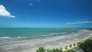 A beach with a clear sky and calm sea. - Holiday Inn ANA Miyazaki by IHG (Miyazaki)