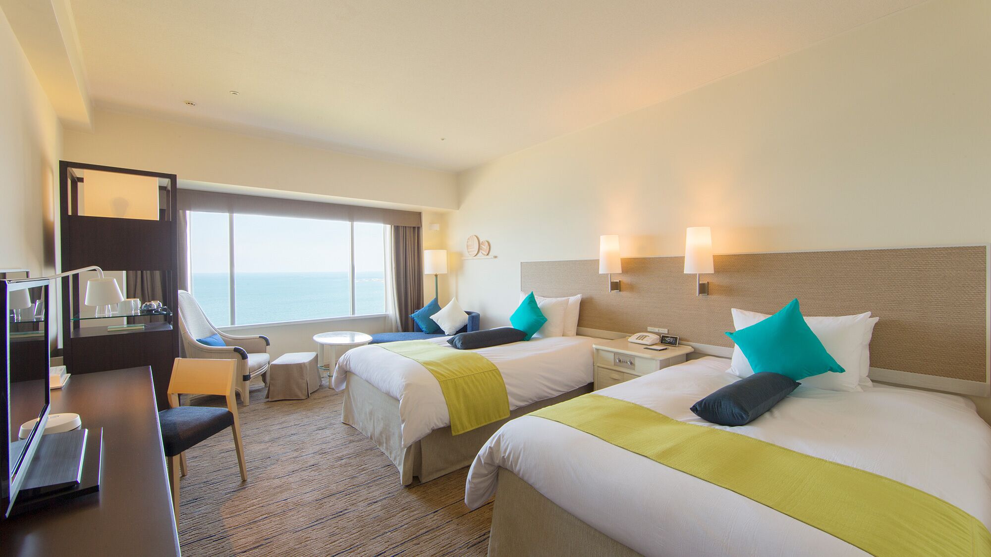 Habitación estándar, 2 camas individuales, vista al océano | Caja de seguridad en la habitación y escritorio 
