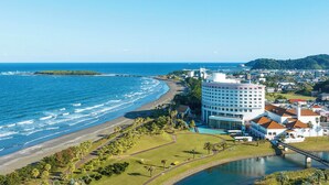 A coastal hotel with a beachfront view, a swimming pool, and a bridge connecting to the mainland. - Holiday Inn ANA Miyazaki by IHG (Miyazaki)