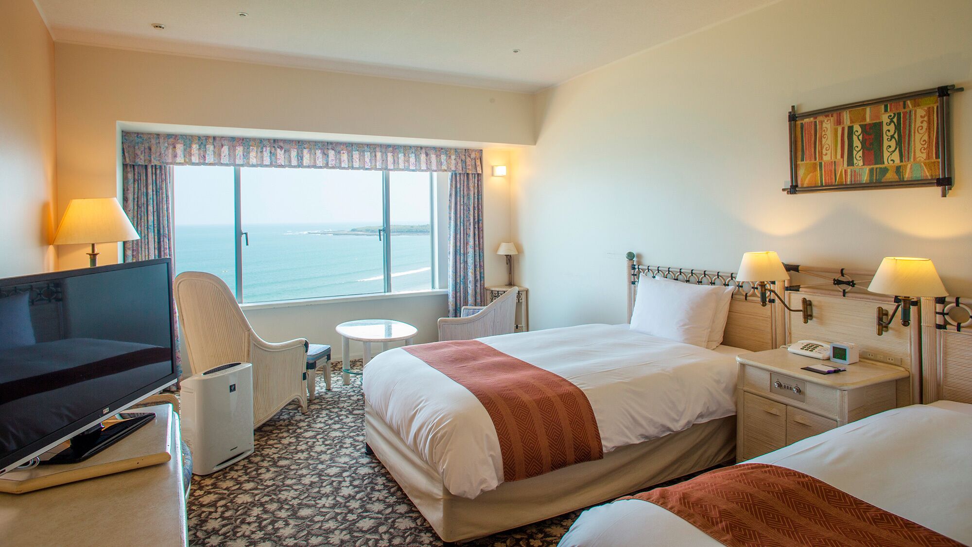 Caja de seguridad en la habitación y escritorio 