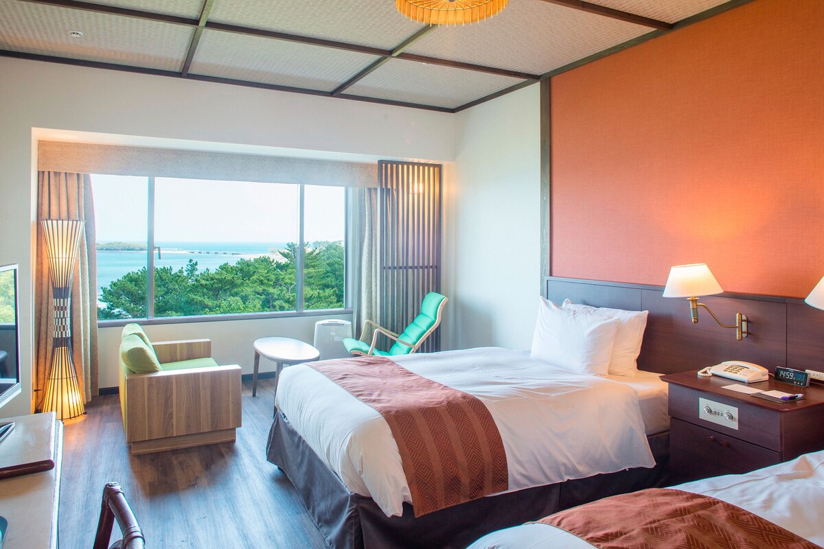 Standard Room, 2 Twin Beds, Ocean View (Minifridge) | In-room safe, desk, laptop workspace, blackout drapes