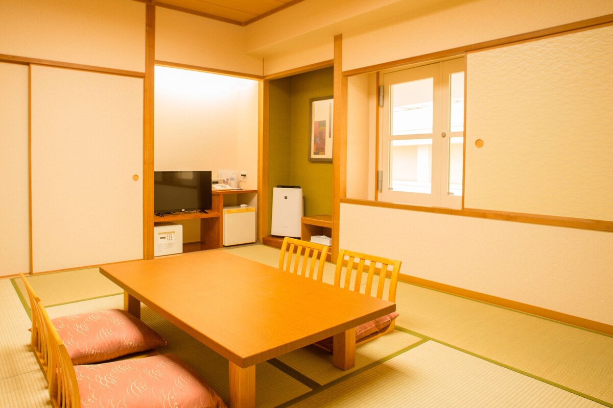 Standard Room, Multiple Beds | In-room safe, desk, laptop workspace, blackout drapes