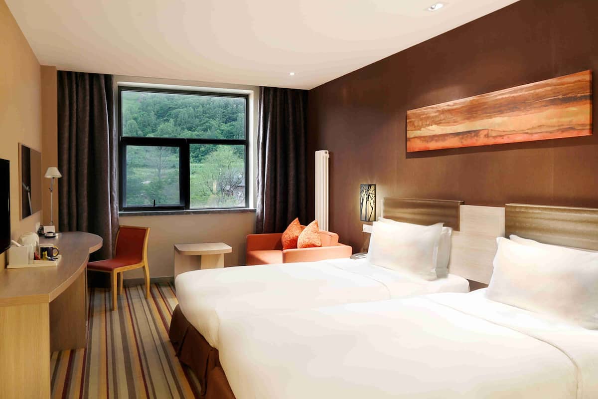 Premium bedding, in-room safe, desk, free WiFi