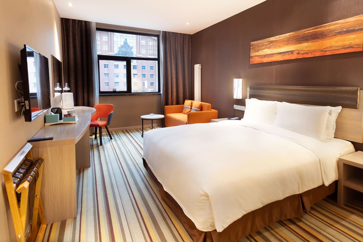 Premium bedding, in-room safe, desk, free WiFi