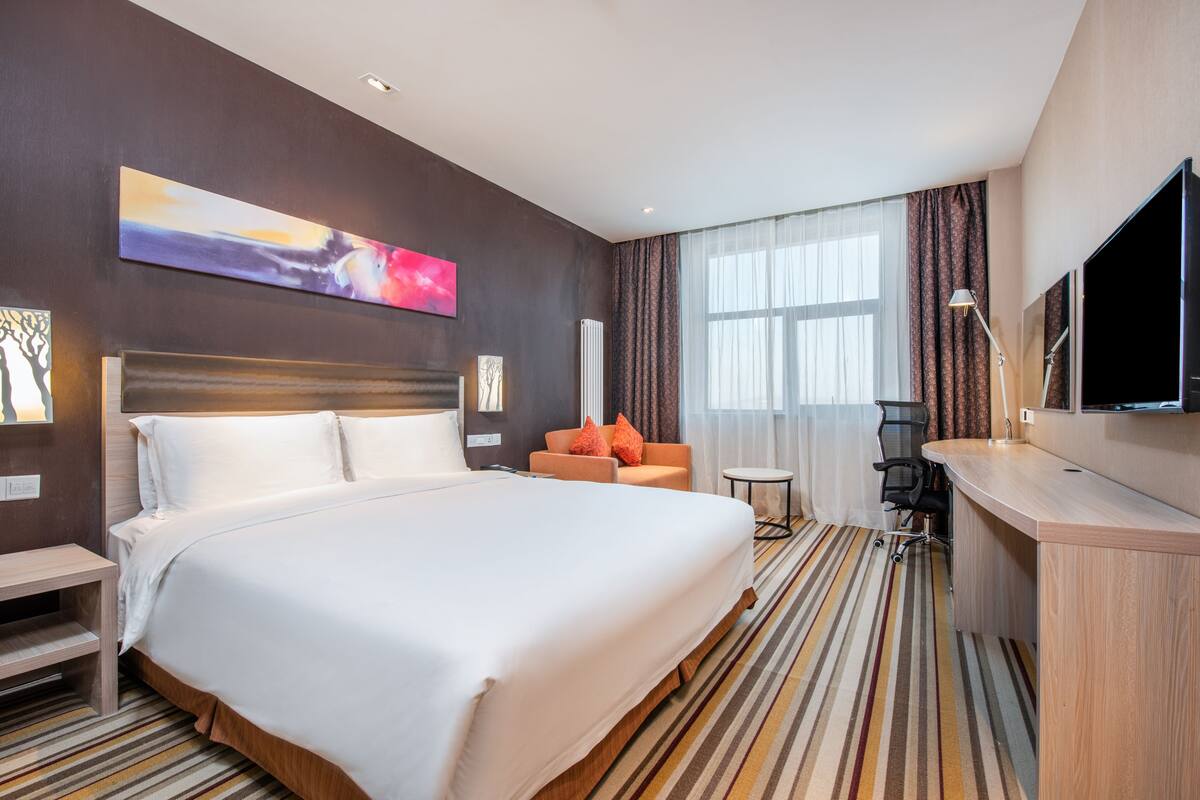 Premium bedding, in-room safe, desk, WiFi (free)