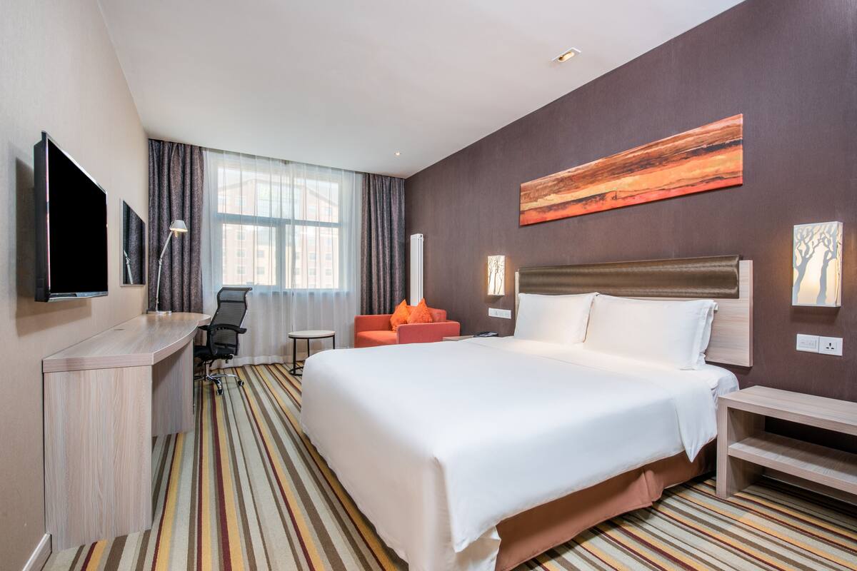 Premium bedding, in-room safe, desk, WiFi (free)