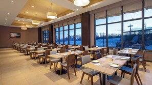 供应早餐、午餐和晚餐，地区菜