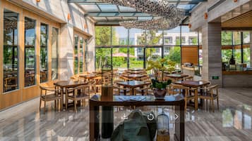 Daily buffet breakfast (CNY 147 per person)