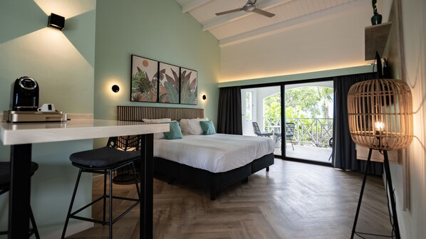 Estudio Confort | Caja de seguridad en la habitación, escritorio y cortinas blackout 