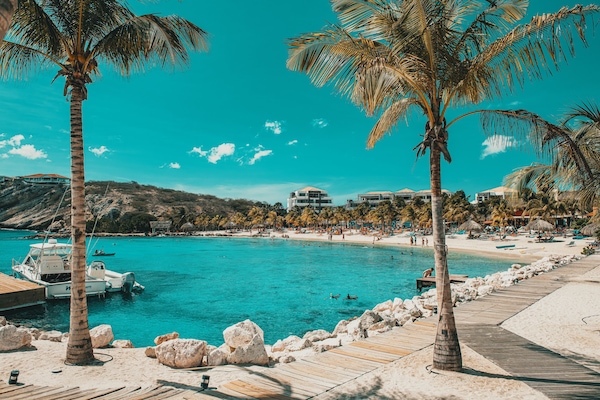 Una playa cerca, camas de playa, sillas reclinables de playa