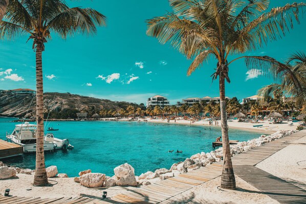 Playa en los alrededores, camas de playa (con cargo) y camastros 