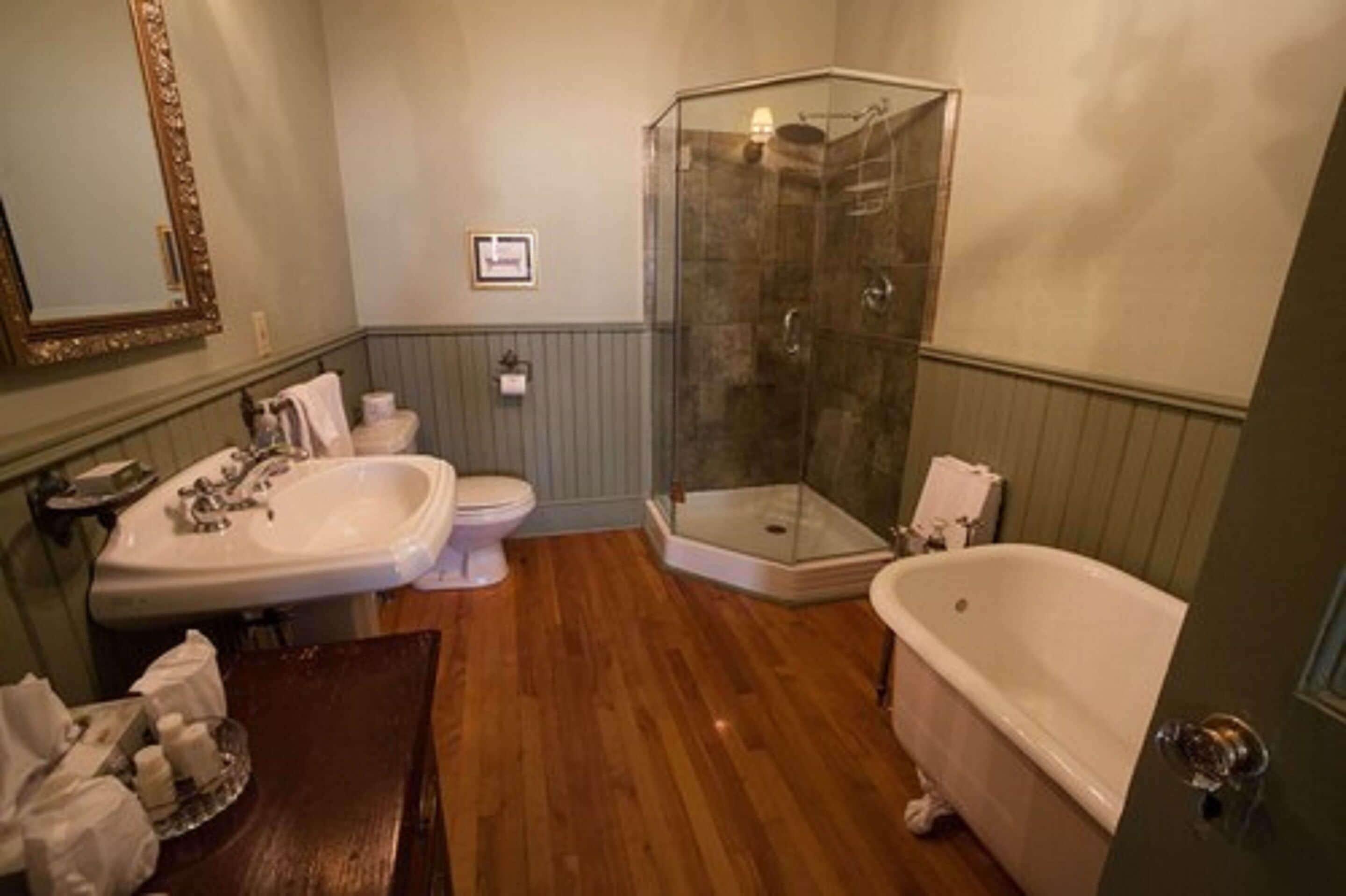 Ein Badezimmer mit Doppelwaschbecken, Toilette, Dusche und Badewanne.