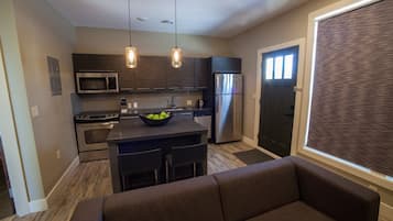 Apartamento estándar, 1 cama de matrimonio grande con sofá cama, cocina (1) | Sala de estar | Televisión de pantalla plana de 30 pulgadas con canales por cable
