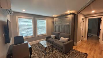 Studio - 1 Bed Room with 1 Queen Bed