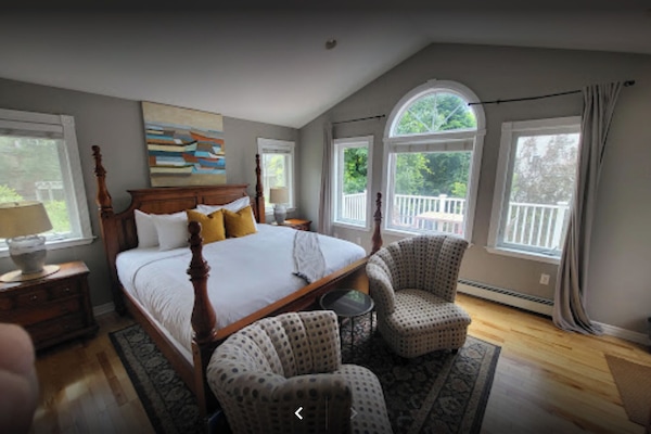 Chambre, 1 trĂšs grand lit, balcon