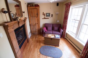 小型套房, 1 张特大床和 1 张沙发床 | 客厅 | 19-英寸电视（配备有线频道）