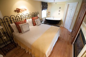 Crow's Nest (2nd Floor) | Individually decorated, individually furnished, desk, blackout drapes