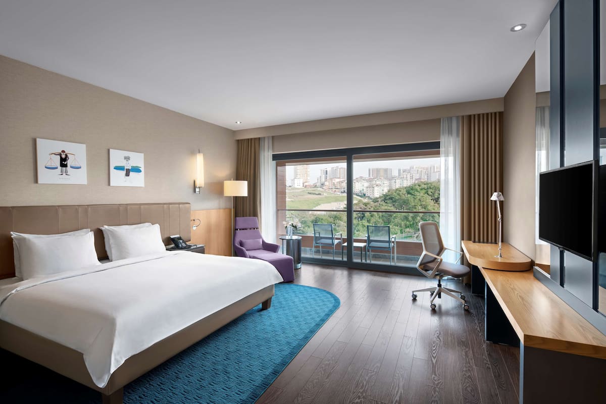 Standard Room | 1 bedroom, minibar, in-room safe, desk