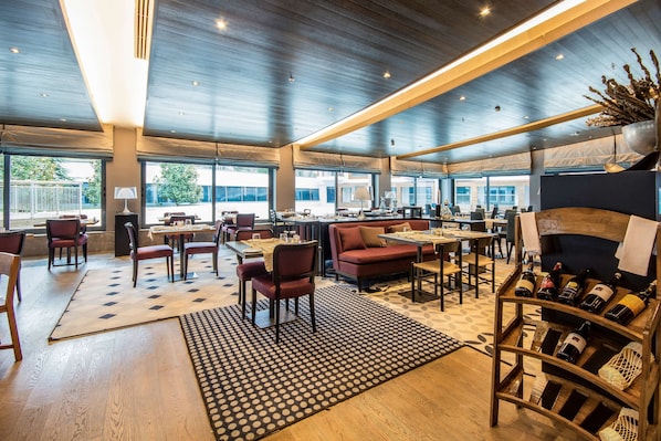 2 restaurants, spécialités Cuisine méditerranéenne