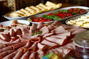 A buffet with sliced meats, cheese, and salads. - Pensjonat u Ani (Zakopane)