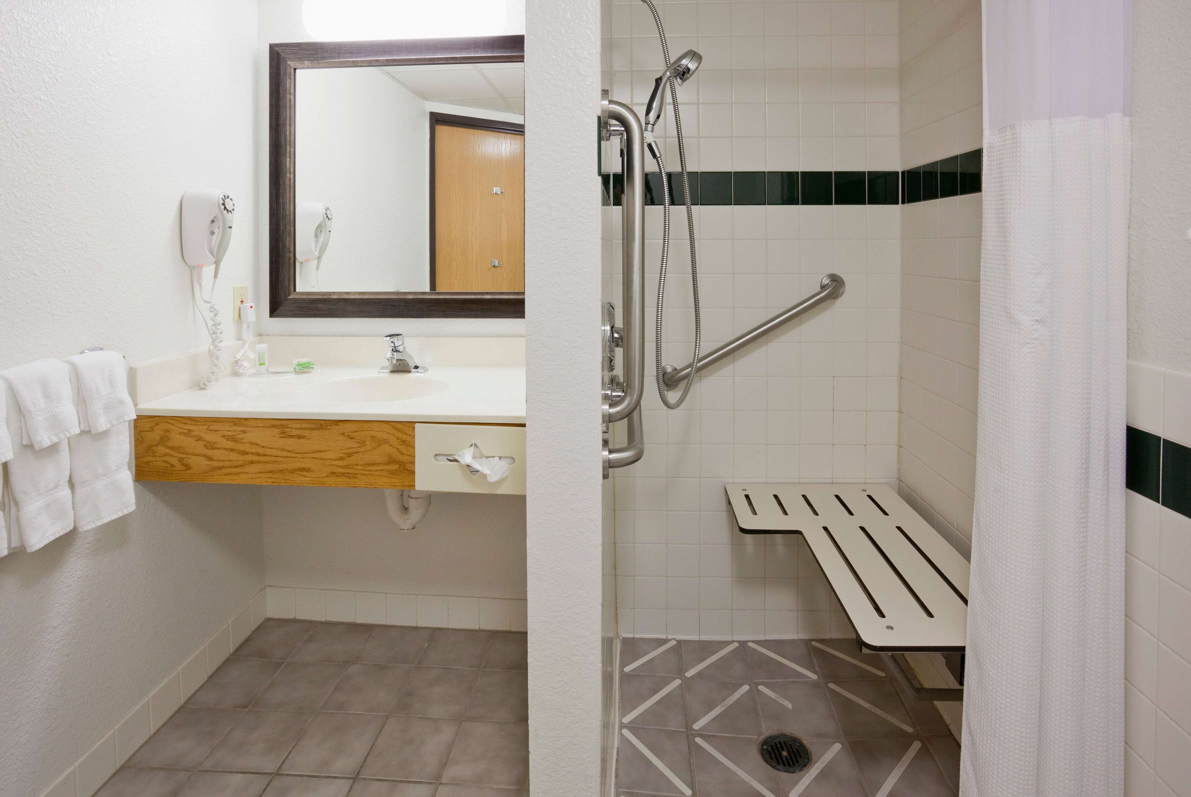 room, 1 queen bed, accessible, non smoking | bathroom | combined shower/bathtub, free toiletries, hair dryer, towels