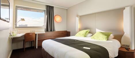 Meja kerja, ruang kerja ramah laptop, dan tirai kedap cahaya