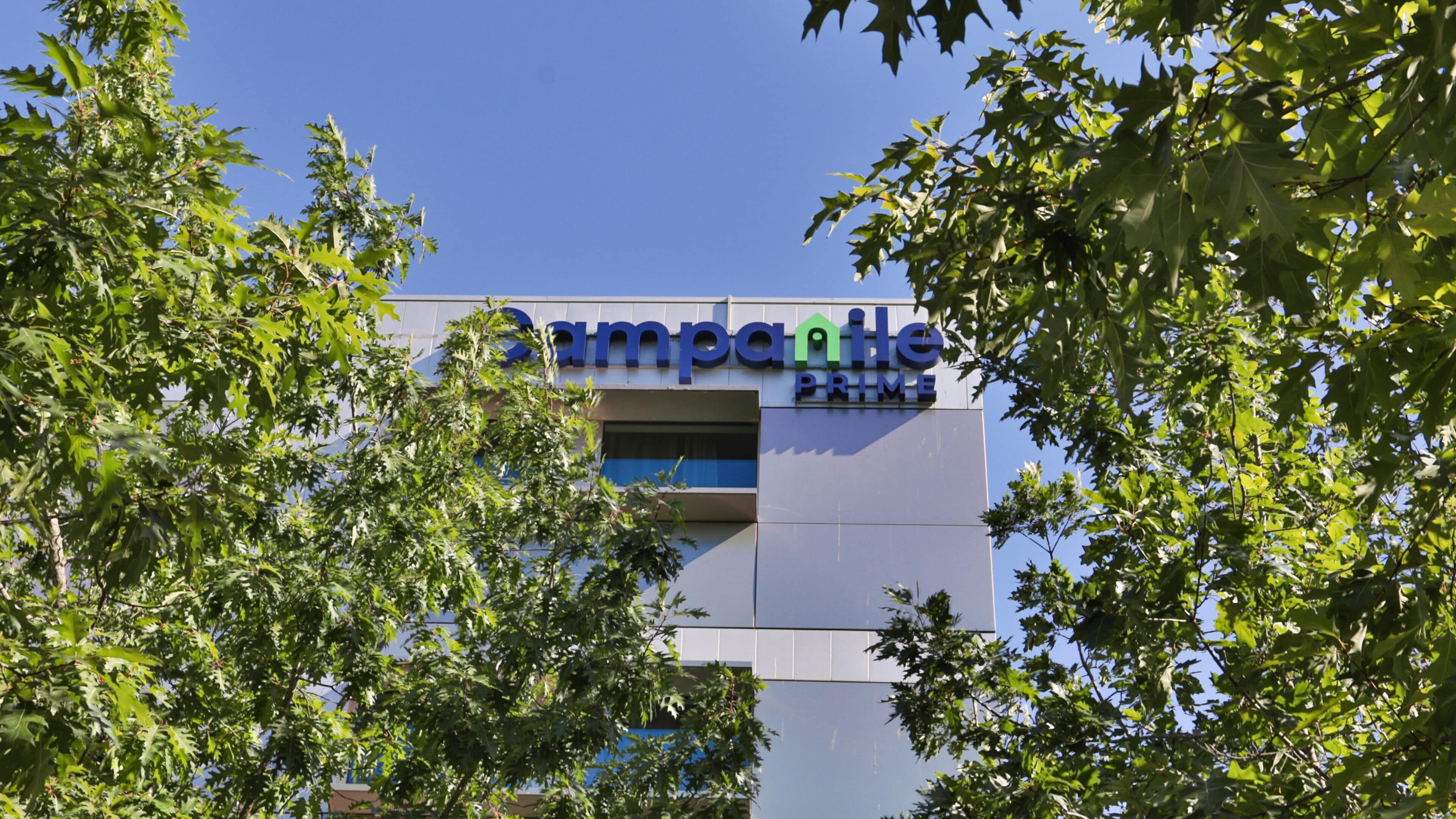 Un edificio con un letrero que dice 'Companion Prime'.