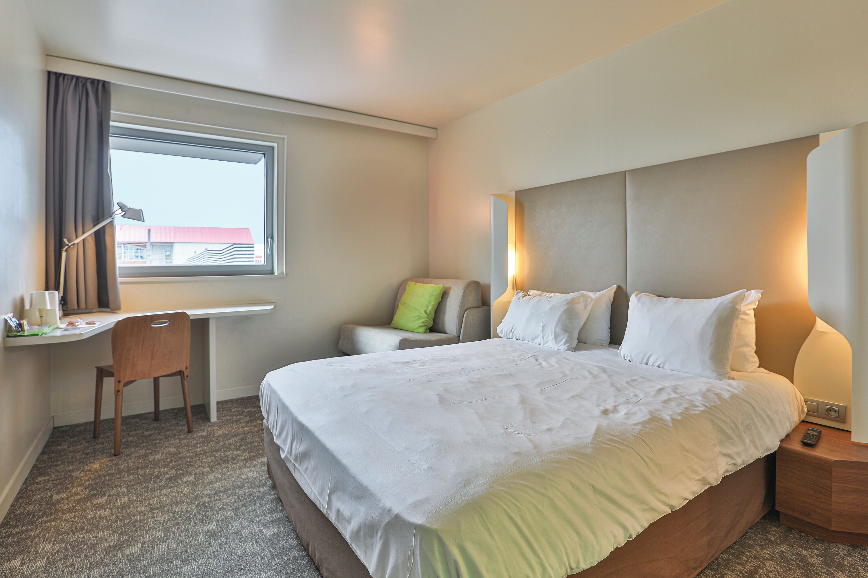 Standaard kamer, Meerdere bedden (1 Double and 1 Single bed) | Een bureau, een laptopwerkplek, verduisterende gordijnen