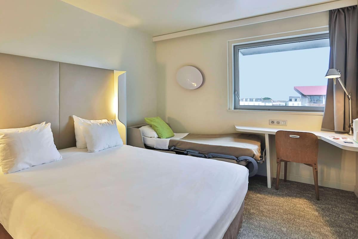 Standard Room, 1 Double and 1 Single bed