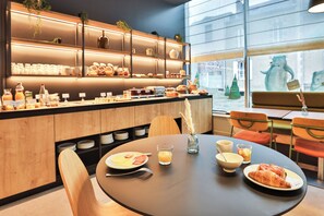 Desayuno buffet todos los días (con cargo)