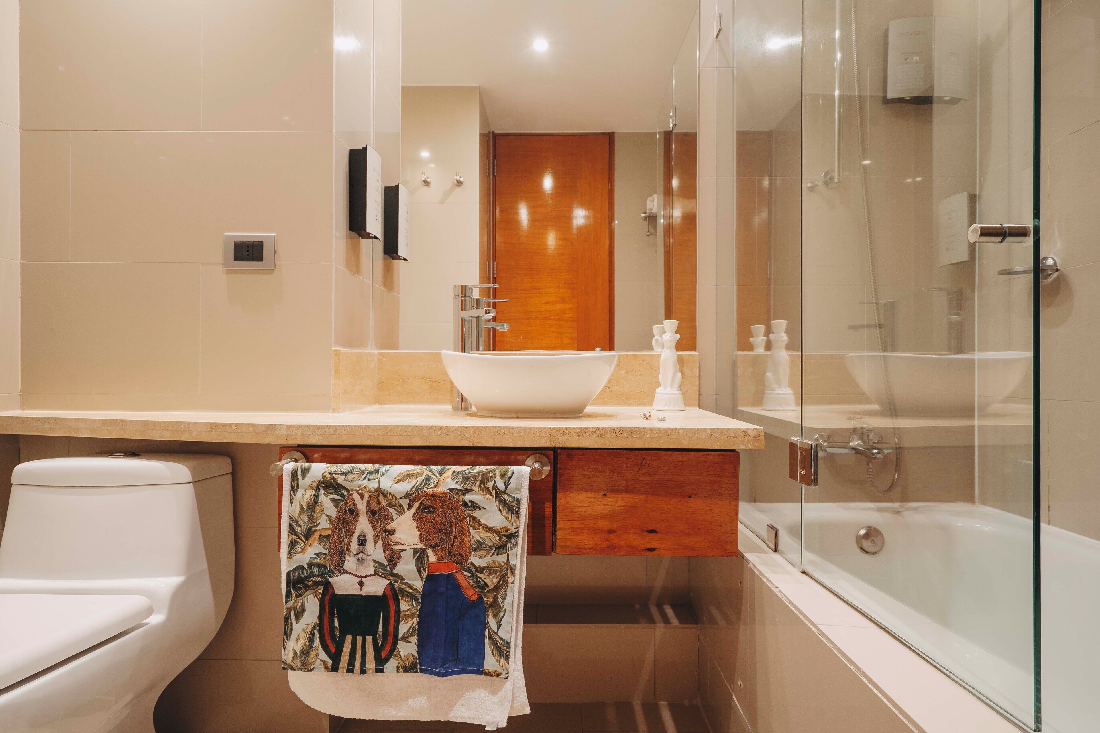 deluxe apartment, 1 bedroom | bathroom | combined shower/bathtub, free toiletries, hair dryer, towels