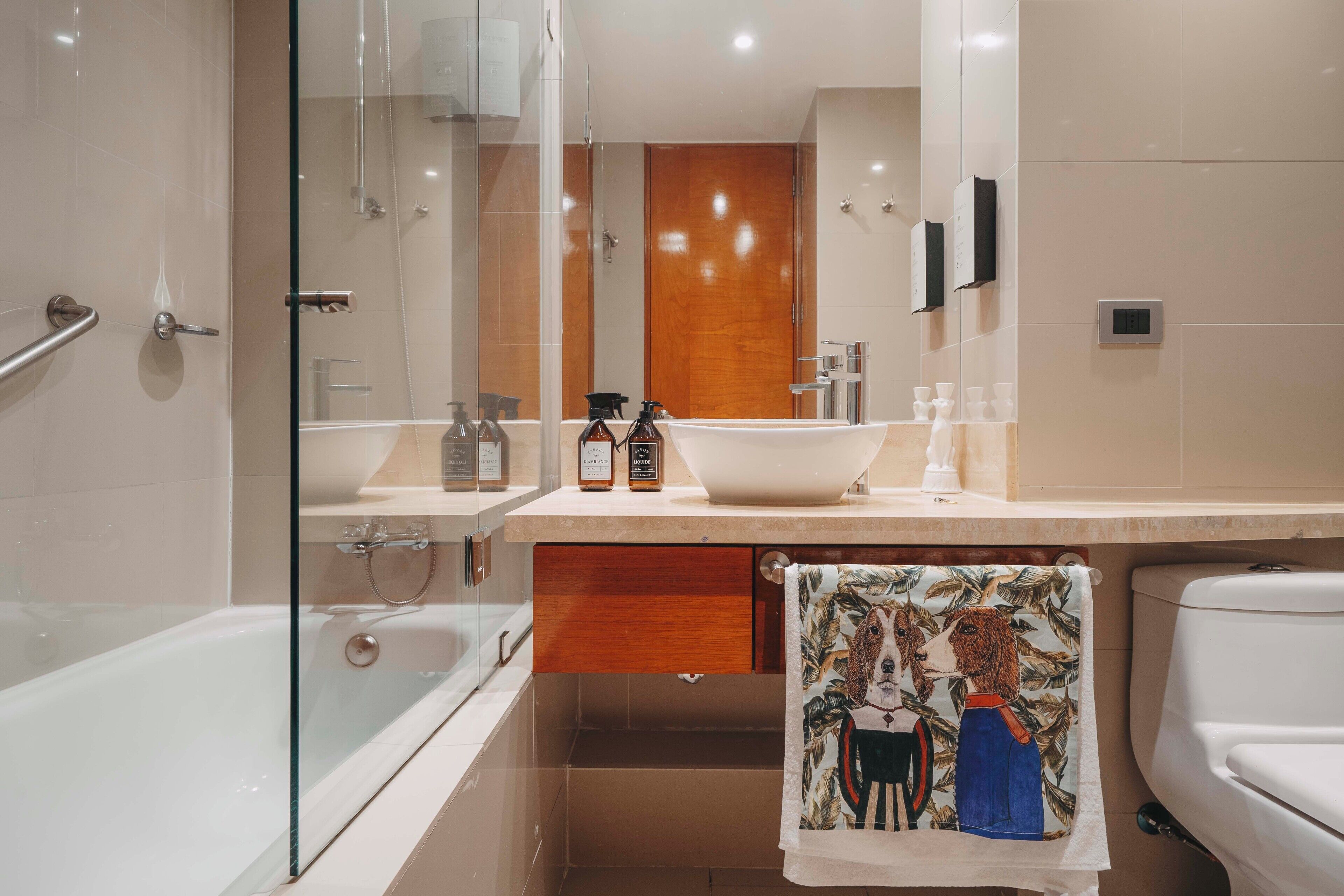 deluxe apartment, 1 bedroom | bathroom | combined shower/bathtub, free toiletries, hair dryer, towels