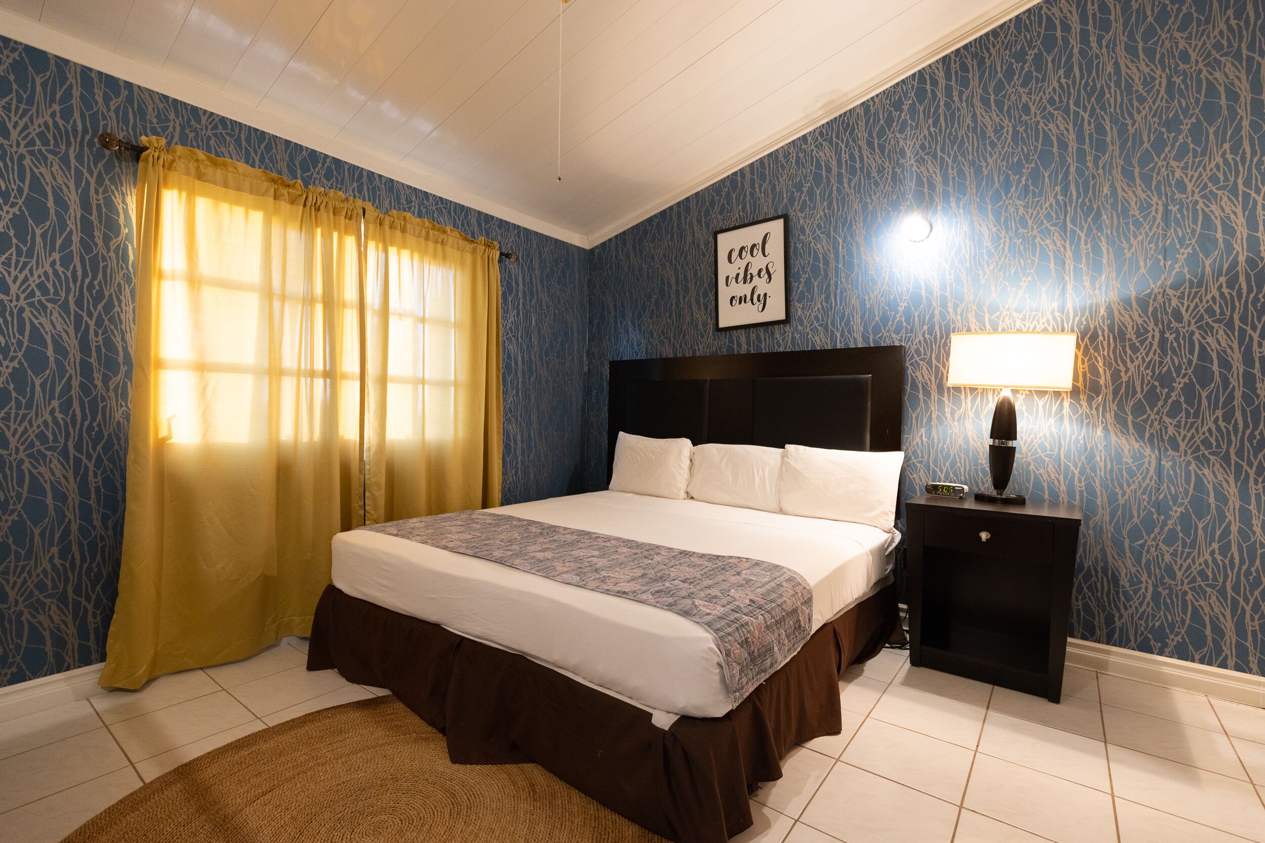 Suite Deluks, 1 Tempat Tidur King, akses ke kolam renang, pemandangan samudra | Didekorasi berbeda-beda dan dilengkapi dengan perabotan berbeda-beda