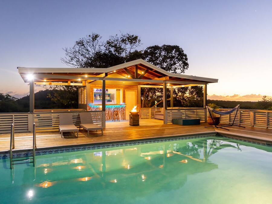 Piscine extérieure, parasols, chaises longues