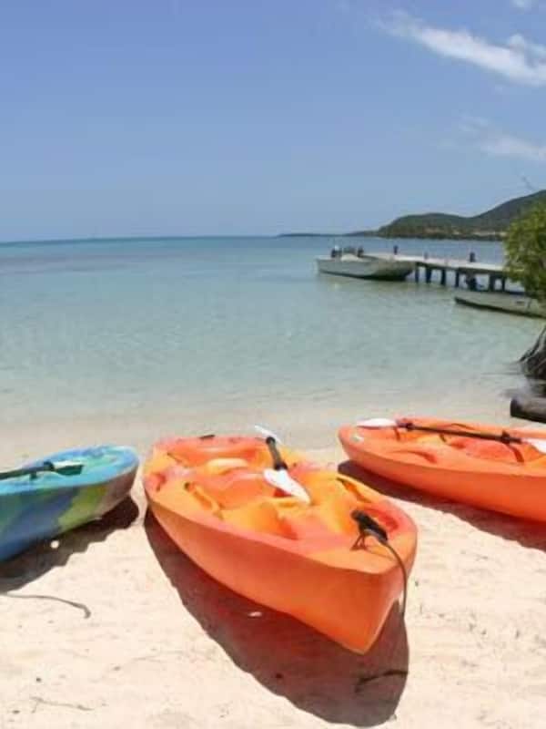Beach nearby, white sand, sun-loungers, beach towels