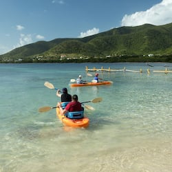 Playa en los alrededores, playa de arena blanca y camastros