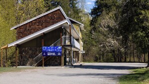 Exterior - The Hitching Post Motel (Mount Currie)