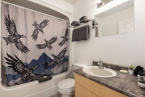 Cottage (212) | Badkamer | Een haardroger, handdoeken