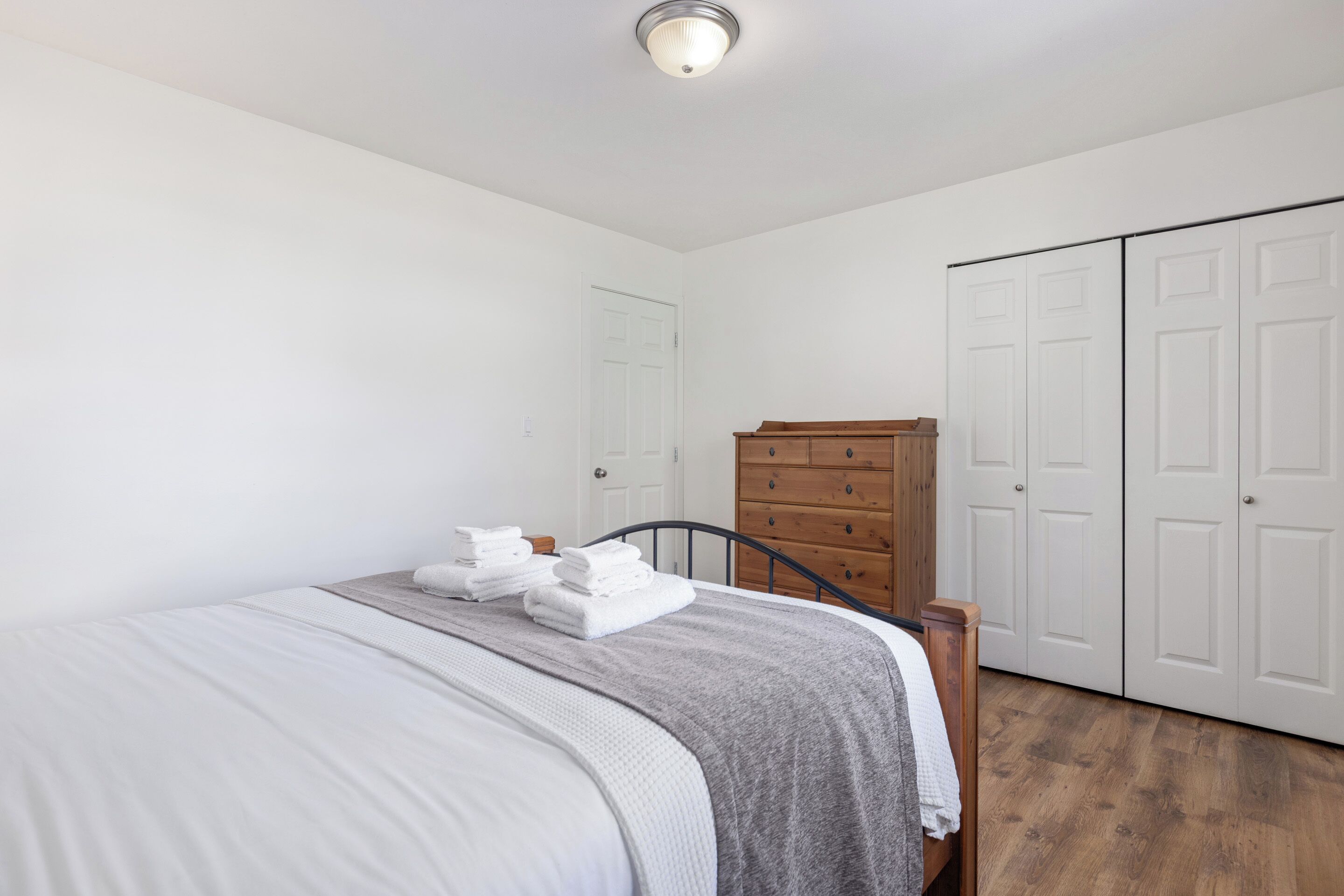 Cabin 212 | WiFi (free), bed sheets