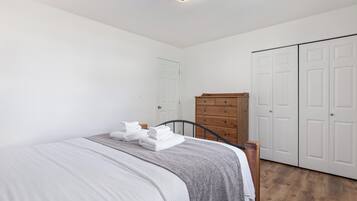 Cabin 212 | WiFi (free), bed sheets