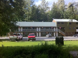 Exterior - The Hitching Post Motel (Mount Currie)