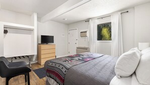 Deluxe Room, 1 King Bed - The Hitching Post Motel (Mount Currie)
