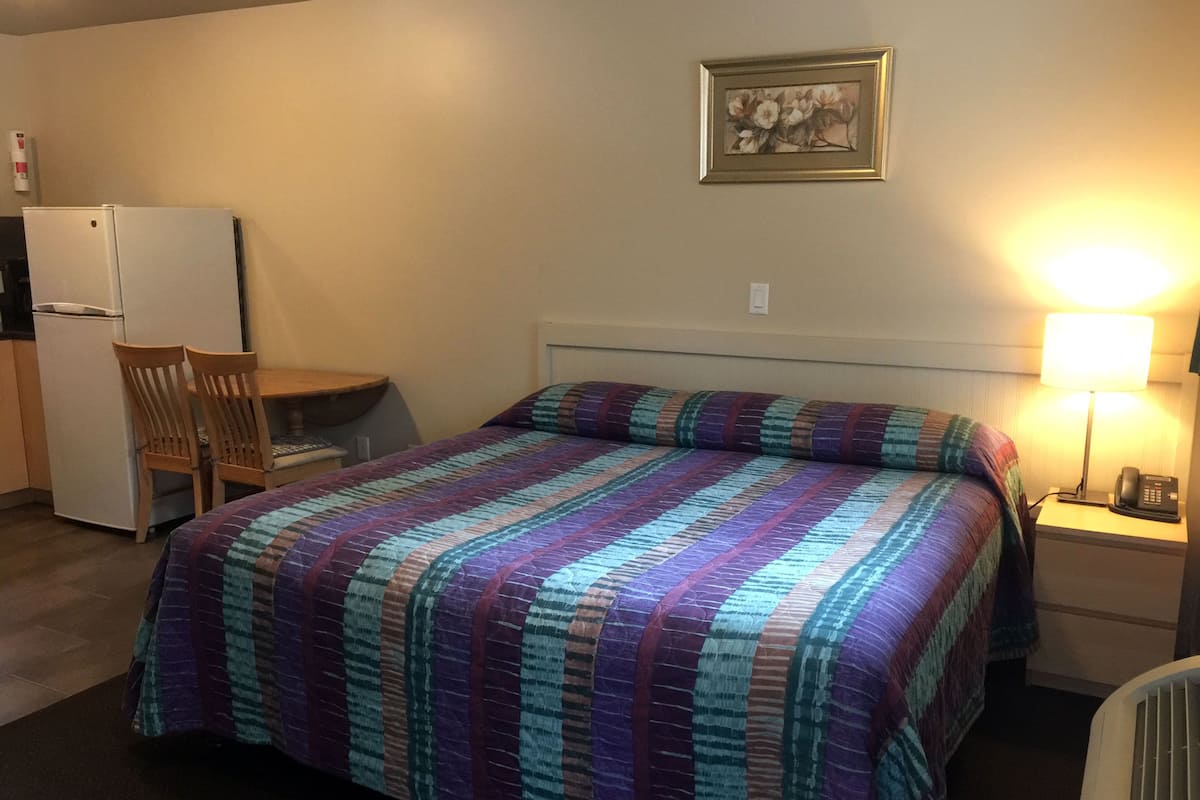 Room, 1 King Bed | Living area | 32-inch LED TV with satellite channels, TV