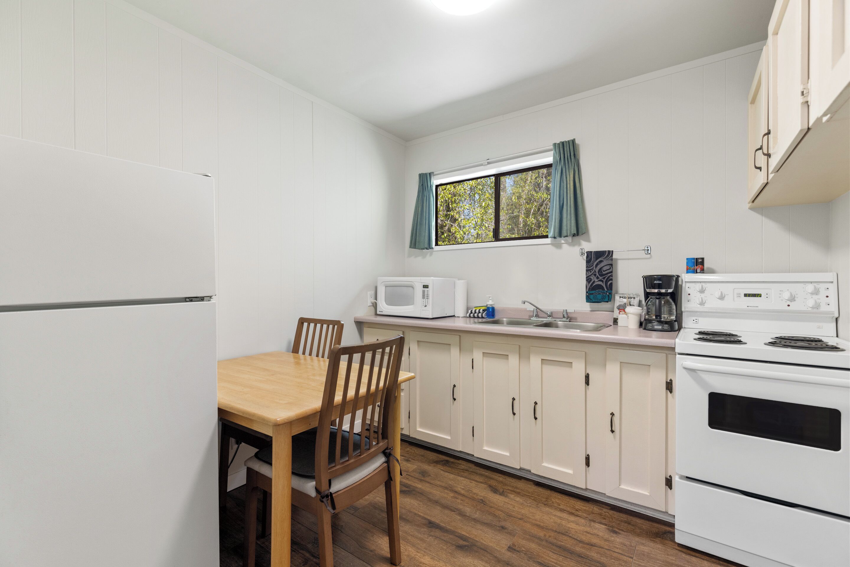 Double Room | Private kitchen | Coffee/tea maker, fridge, microwave, electric kettle