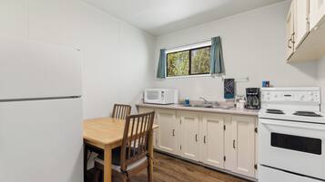 Double Room | Private kitchen | Coffee/tea maker, fridge, microwave, electric kettle