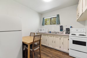 Private kitchen - The Hitching Post Motel (Mount Currie)