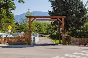 Un arco de madera que conduce a una zona vallada con un cartel que indica 'The Lakeside Resort'.