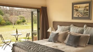 Executive Studio Suite | In-room safe, desk, iron/ironing board, free WiFi
