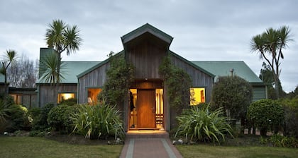 Whakaipo Lodge